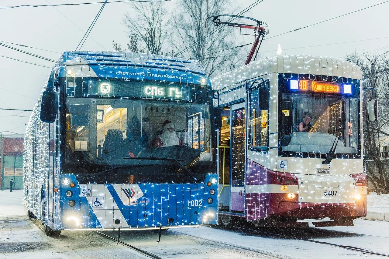 На дороги Петербурга вышел новогодний транспорт