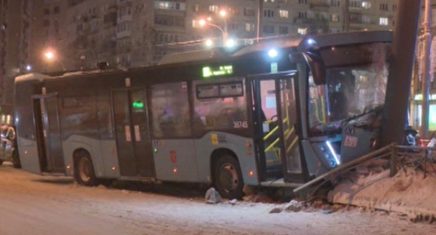 Водитель автобуса объяснил, почему он влетел в столб на Светлановском  проспекте